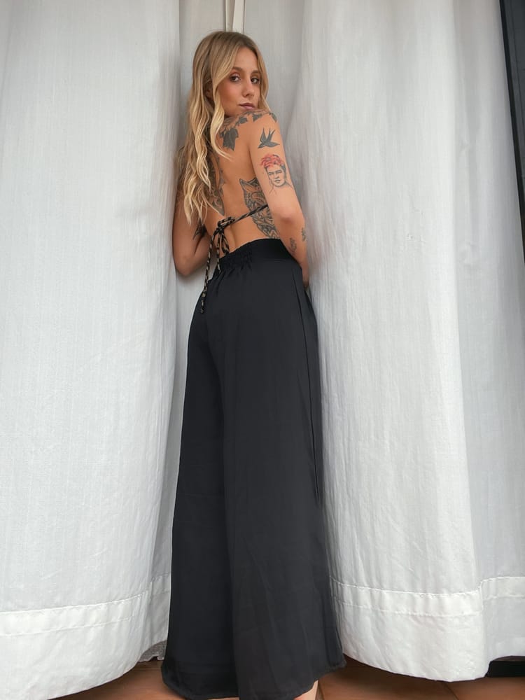 Calça pantalona preta de crepe