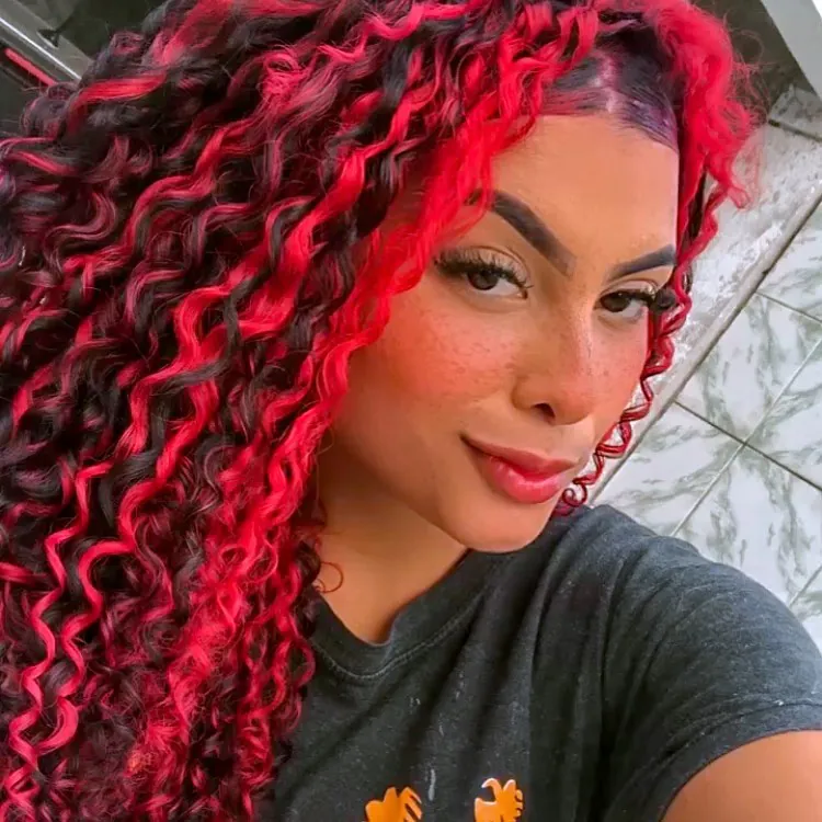 californiana vermelha em cabelo cacheado