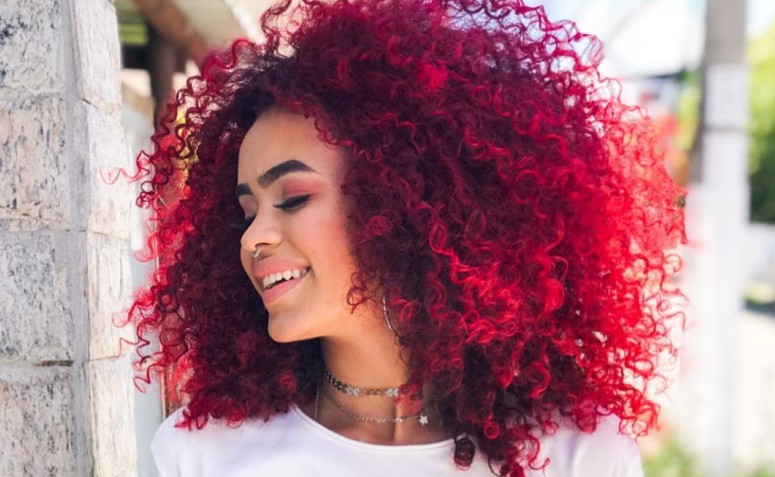 Os Melhores Tons de Vermelho para Mechas Californianas em Cachos