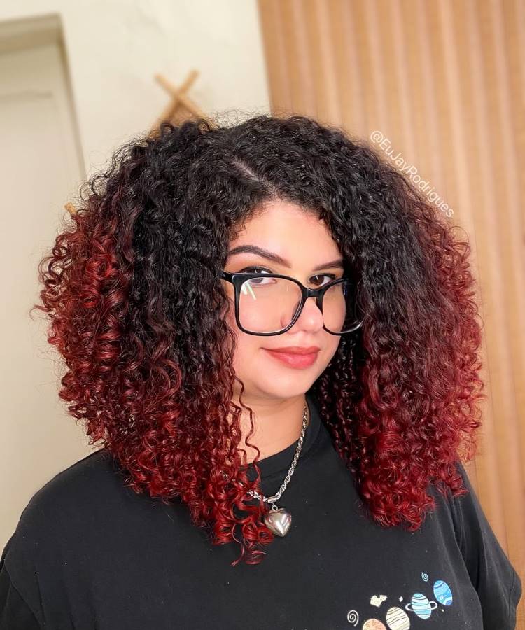 californiana vermelha em cabelo cacheado