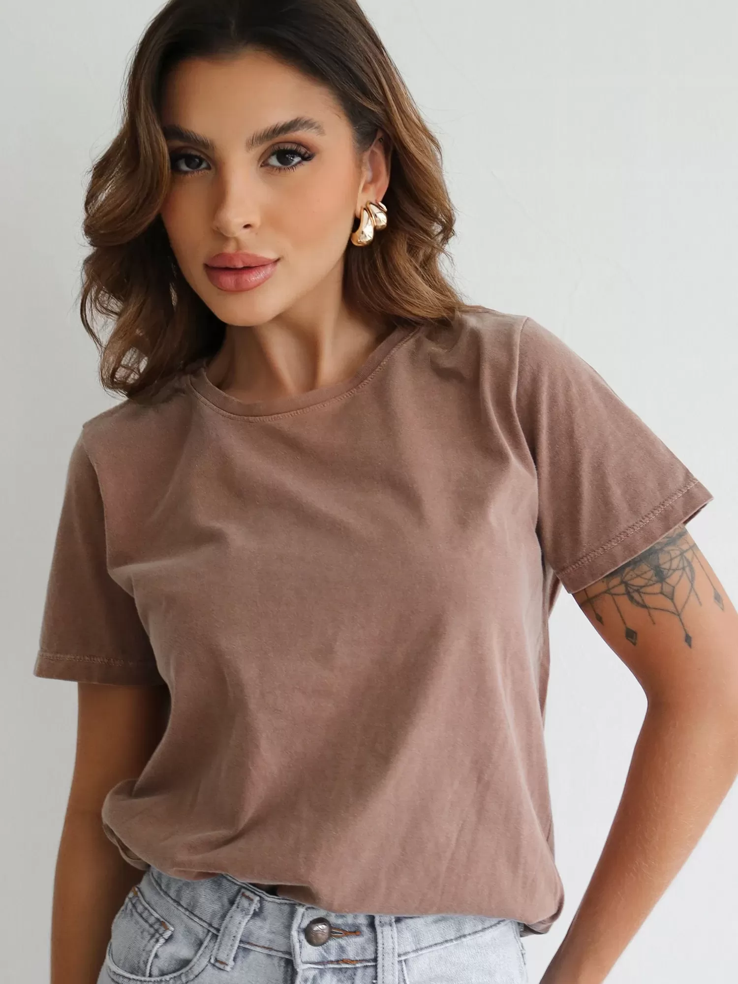 camiseta marrom feminina