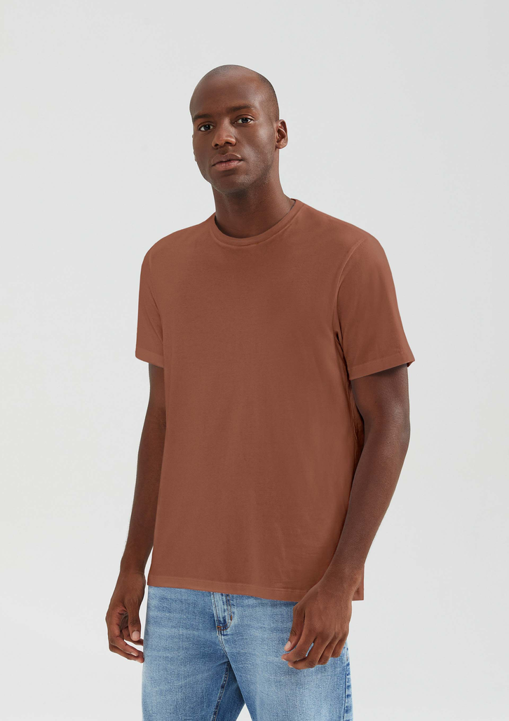 camiseta marrom masculina