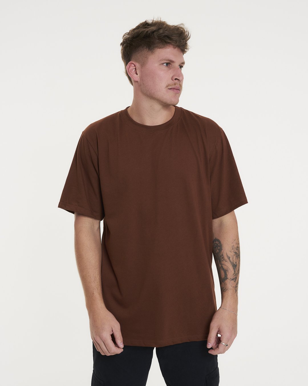 camiseta marrom oversized