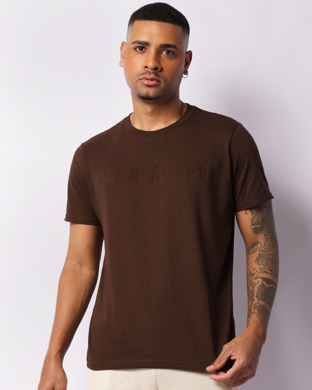 camiseta marrom básica