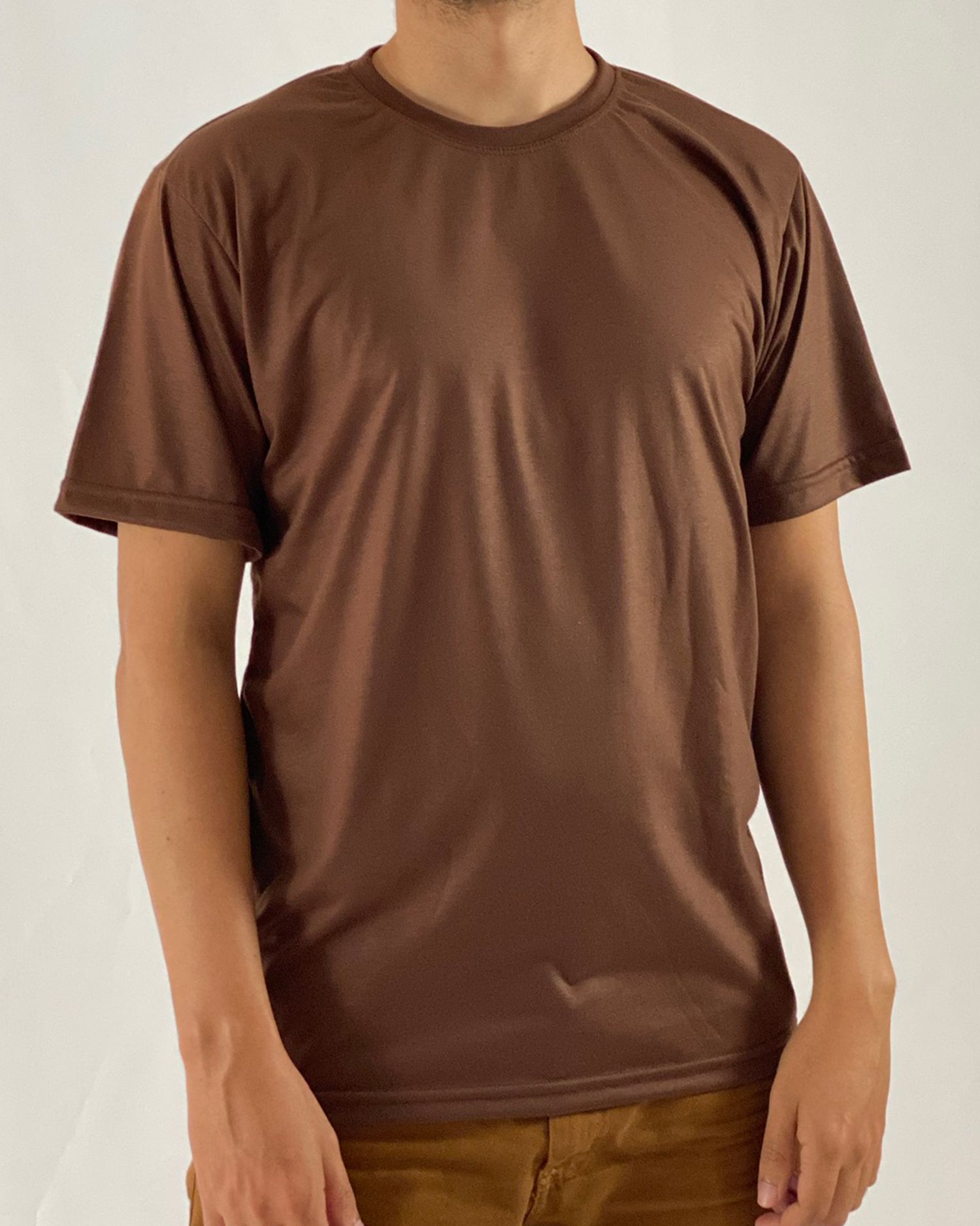 camiseta marrom gola V