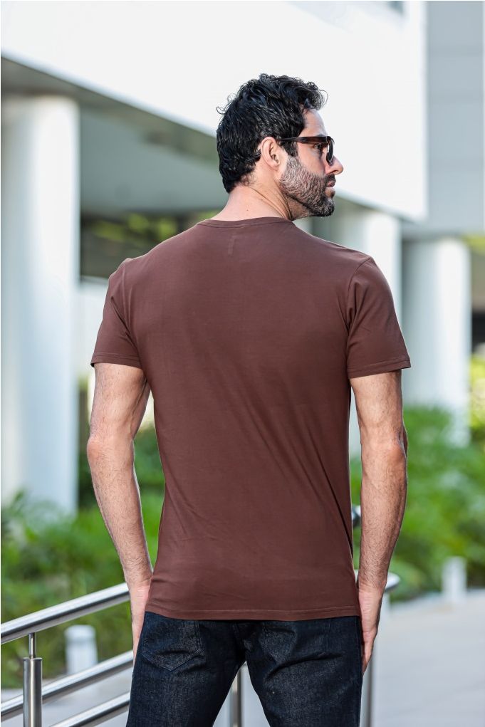 camiseta marrom gola redonda