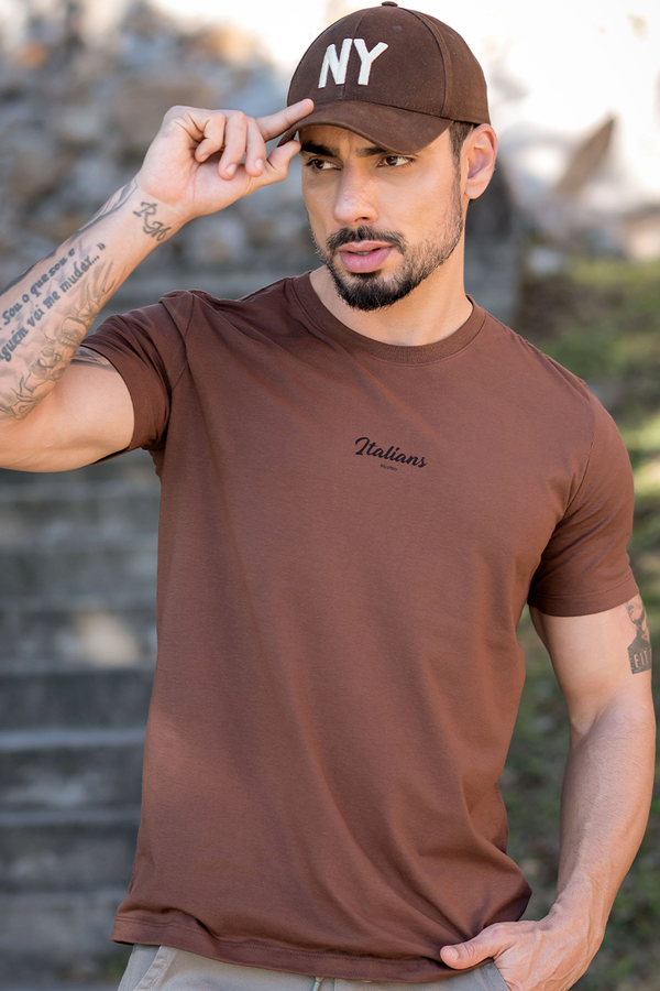 camiseta marrom manga curta