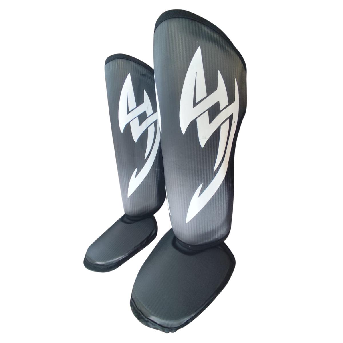 1. Guia Completo: Como Escolher a Caneleira de Muay Thai Perfeita para Você
2. Fairtex vs. Venum: Qual a Melhor Marca de Caneleira Profissional?
3. O Que Observar na Hora de Comprar uma Caneleira de Muay Thai?
4. Preço e Custo-Benefício: Encontrando a Caneleira Ideal para seu Treino
5. Tamanhos e Ajustes: Garantindo o Conforto e a Proteção da sua Caneleira