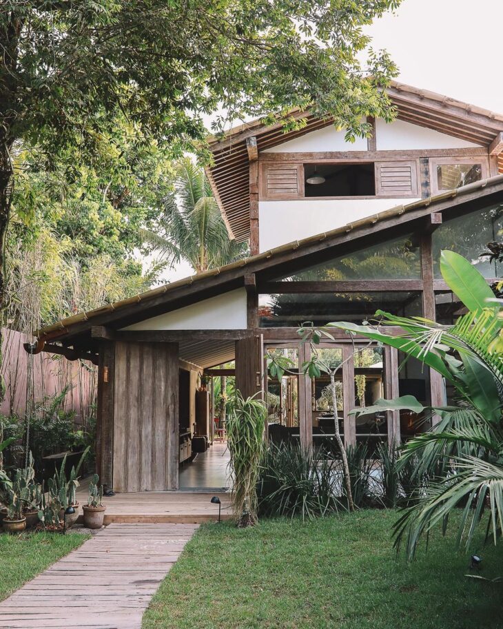casa com varanda ao redor