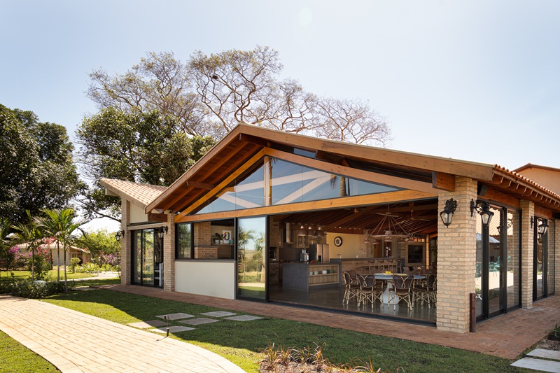 1. Como trazer o estilo casa de fazenda moderna para sua casa. 2. Materiais essenciais para uma casa de fazenda contemporânea. 3. Design de interiores: Aconchego e luxo na casa de fazenda. 4. Paisagismo integrado: A natureza na sua casa de fazenda. 5. Construindo do zero ou reformando: Dicas para sua casa de fazenda moderna.