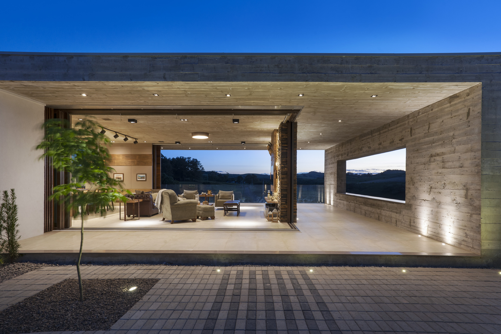 1. Como trazer o estilo casa de fazenda moderna para sua casa. 2. Materiais essenciais para uma casa de fazenda contemporânea. 3. Design de interiores: Aconchego e luxo na casa de fazenda. 4. Paisagismo integrado: A natureza na sua casa de fazenda. 5. Construindo do zero ou reformando: Dicas para sua casa de fazenda moderna.