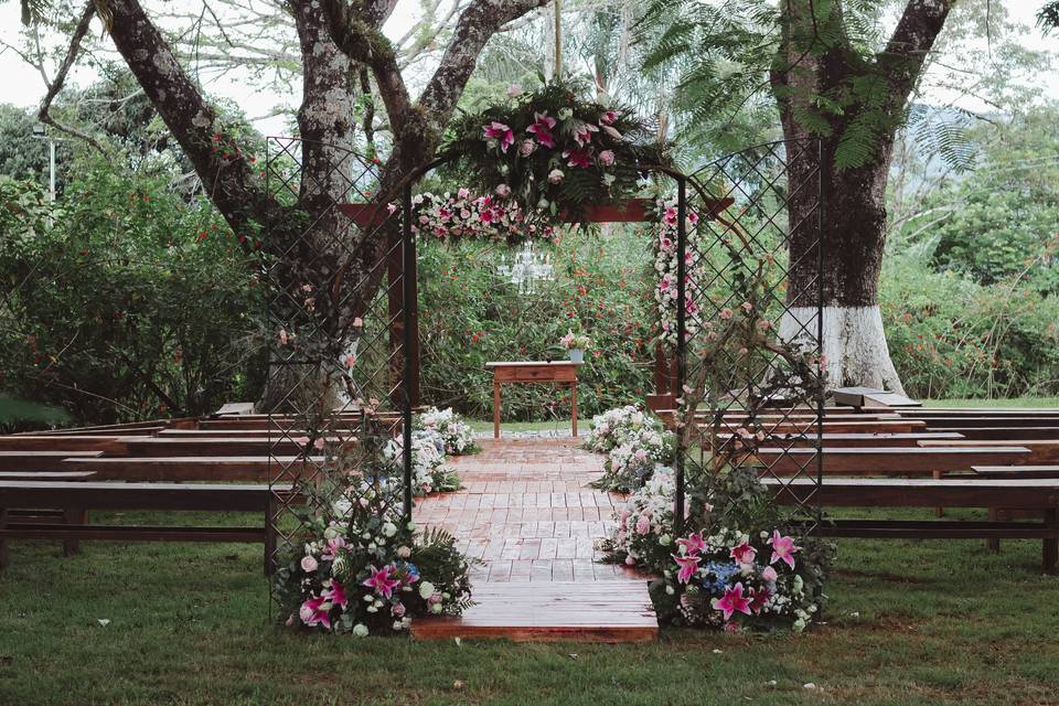 5 ideias de títulos:
1. Decoração de Casamento Country: Toques Rústicos e Elegantes
2. O Vestuário Perfeito para um Casamento Country: Da Noiva ao Noivo
3. Locais Ideais para um Casamento Country Inesquecível
4. Cardápio Country: Sabores Regionais para sua Celebração
5. Dicas Essenciais para Organizar seu Casamento Country dos Sonhos