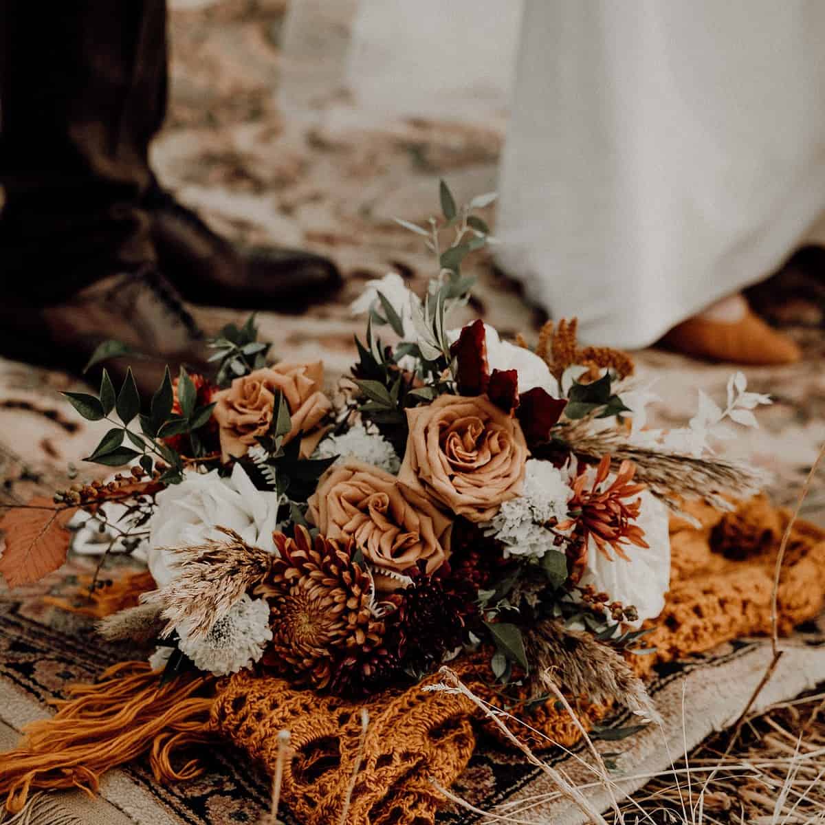 5 ideias de títulos:
1. Decoração de Casamento Country: Toques Rústicos e Elegantes
2. O Vestuário Perfeito para um Casamento Country: Da Noiva ao Noivo
3. Locais Ideais para um Casamento Country Inesquecível
4. Cardápio Country: Sabores Regionais para sua Celebração
5. Dicas Essenciais para Organizar seu Casamento Country dos Sonhos