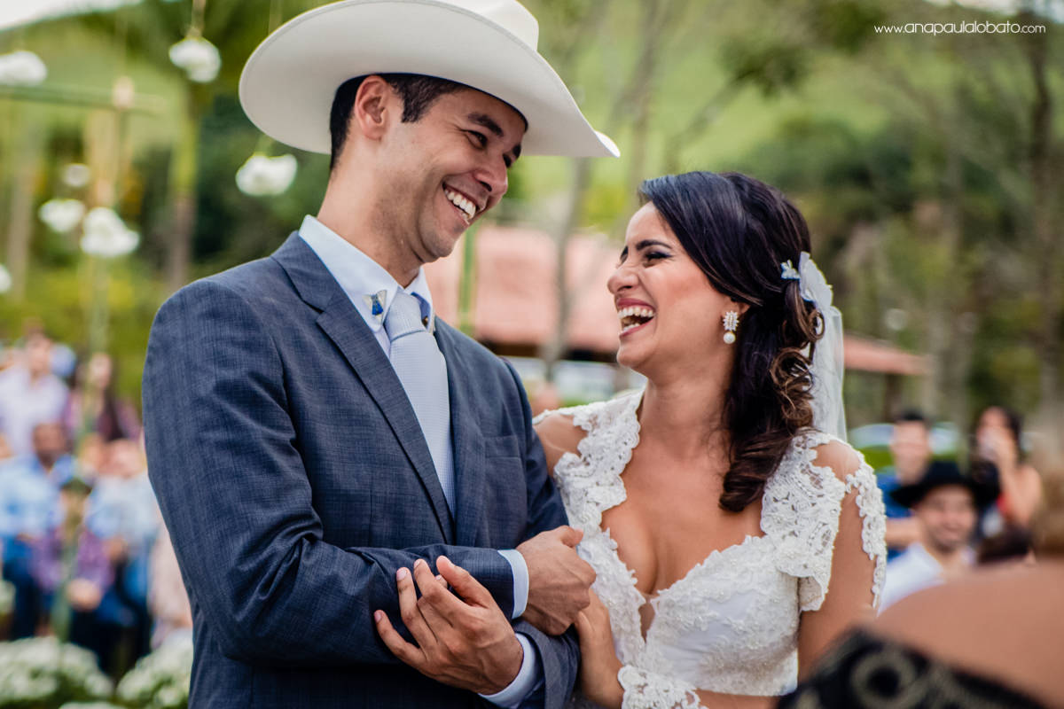 5 ideias de títulos:
1. Decoração de Casamento Country: Toques Rústicos e Elegantes
2. O Vestuário Perfeito para um Casamento Country: Da Noiva ao Noivo
3. Locais Ideais para um Casamento Country Inesquecível
4. Cardápio Country: Sabores Regionais para sua Celebração
5. Dicas Essenciais para Organizar seu Casamento Country dos Sonhos