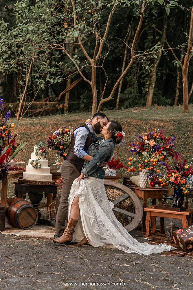 5 ideias de títulos:
1. Decoração de Casamento Country: Toques Rústicos e Elegantes
2. O Vestuário Perfeito para um Casamento Country: Da Noiva ao Noivo
3. Locais Ideais para um Casamento Country Inesquecível
4. Cardápio Country: Sabores Regionais para sua Celebração
5. Dicas Essenciais para Organizar seu Casamento Country dos Sonhos