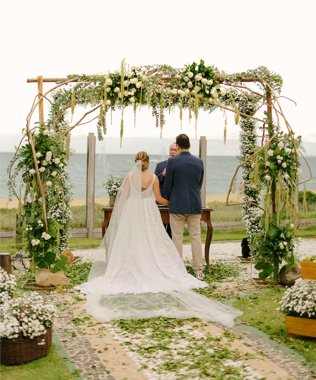 5 ideias de títulos:
1. Decoração de Casamento Country: Toques Rústicos e Elegantes
2. O Vestuário Perfeito para um Casamento Country: Da Noiva ao Noivo
3. Locais Ideais para um Casamento Country Inesquecível
4. Cardápio Country: Sabores Regionais para sua Celebração
5. Dicas Essenciais para Organizar seu Casamento Country dos Sonhos