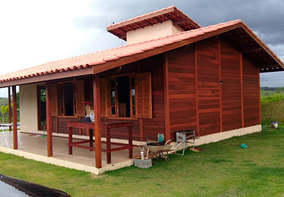 casas de madeira com grandes vãos de vidro