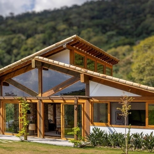 casas de madeira com concreto e metal