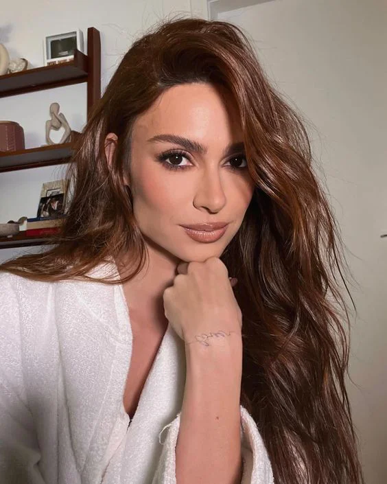 Castanho Claro Dourado vs. Acinzentado: Qual Combina Mais com Você?