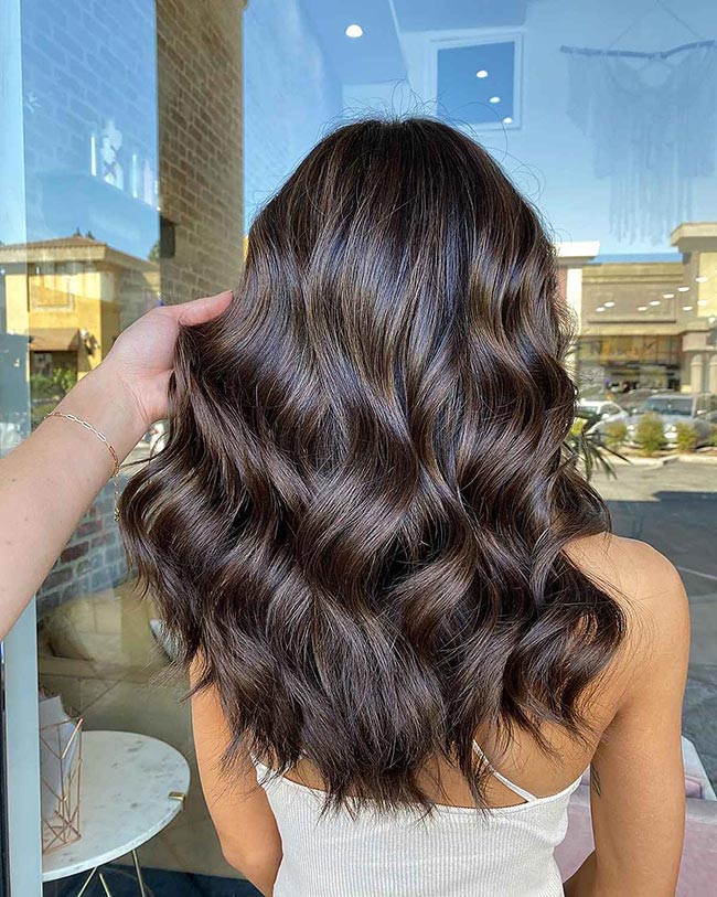 Rotina de cuidados para manter o castanho natural vibrante e sem desbotar