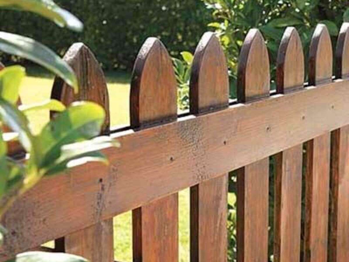 cerca de madeira vs cerca de metal para jardim