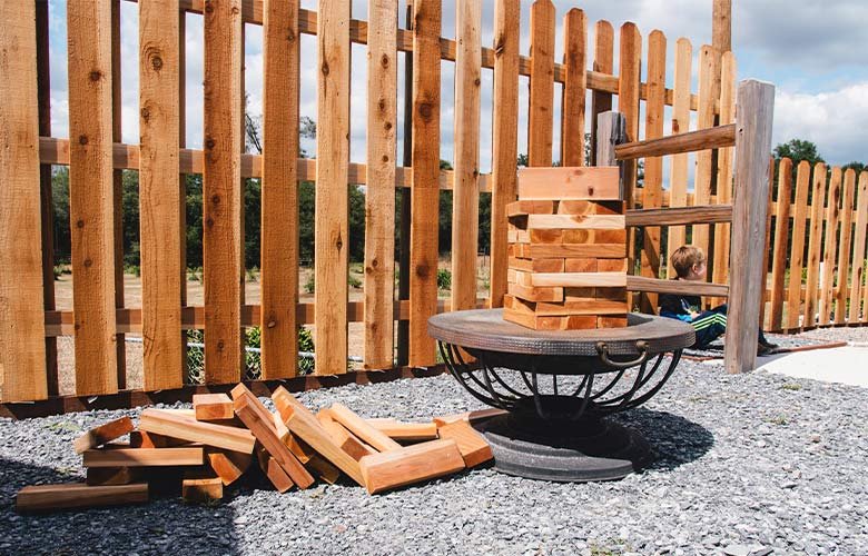 modelos de cerca de madeira para jardim inspiração