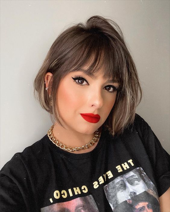 O Poder Rejuvenescedor da Franja Minimalista no Corte Chanel