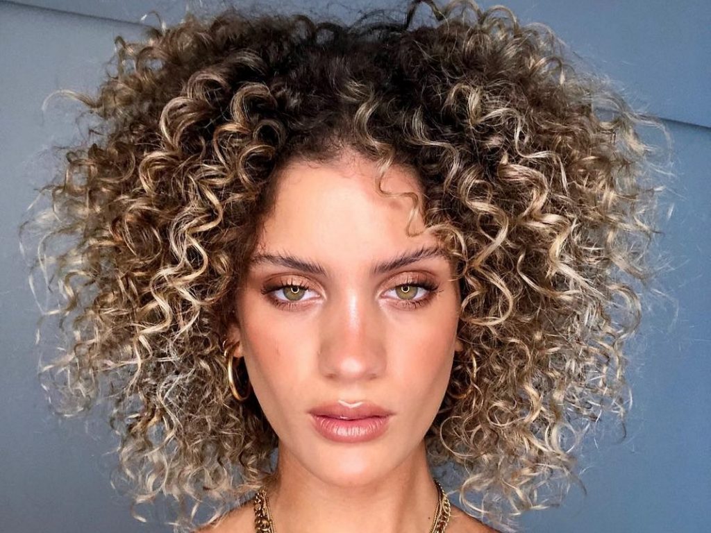 chanel de bico cacheado