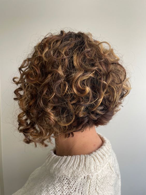 chanel de bico cacheado