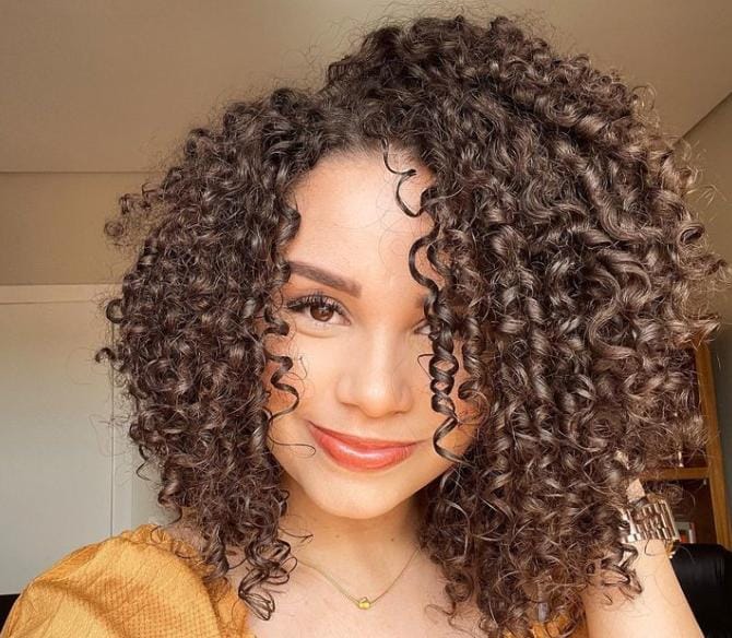 chanel de bico cacheado