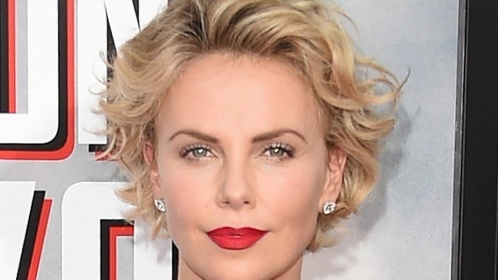 charlize theron cabelo curto