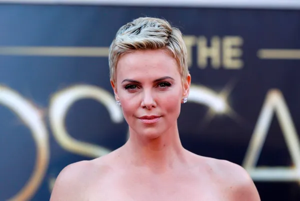 erros comuns ao copiar o corte pixie de charlize theron