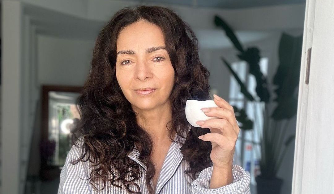 Análise do Visual Gótico de Natasha: Um Ícone da Moda