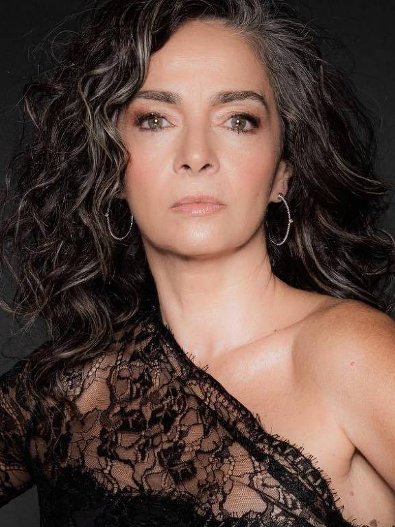 Análise do Visual Gótico de Natasha: Um Ícone da Moda