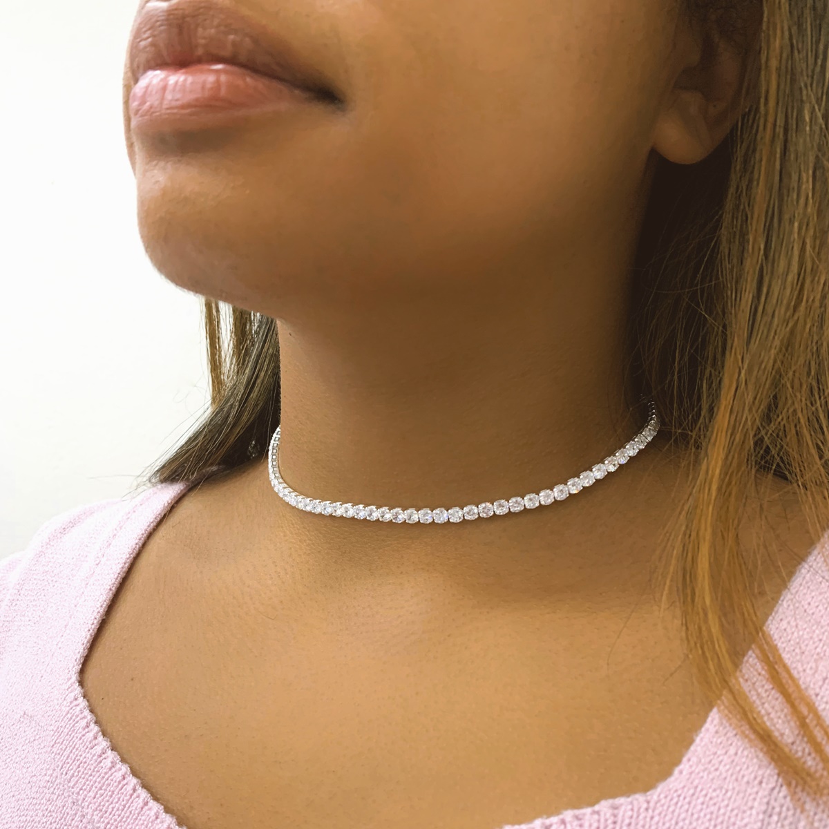 Como Combinar Chokers com Diferentes Decotes