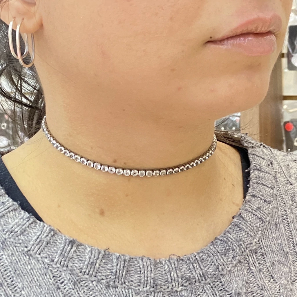 Como Combinar Chokers com Diferentes Decotes