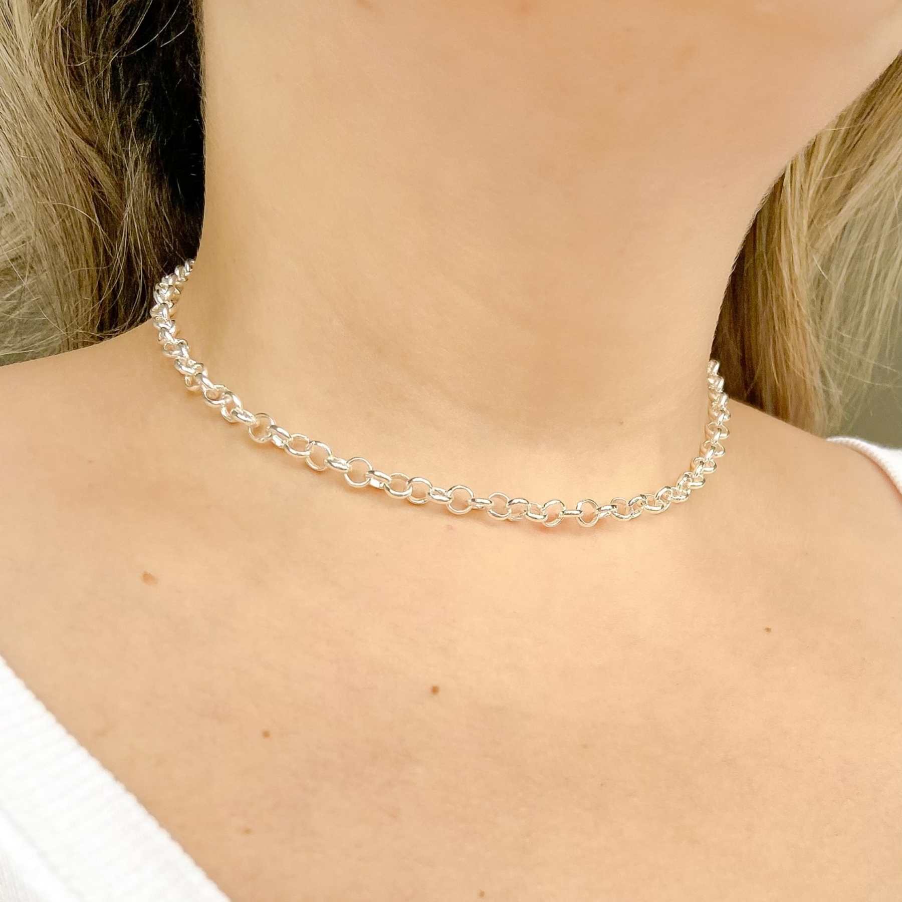 Como Combinar Chokers com Diferentes Decotes