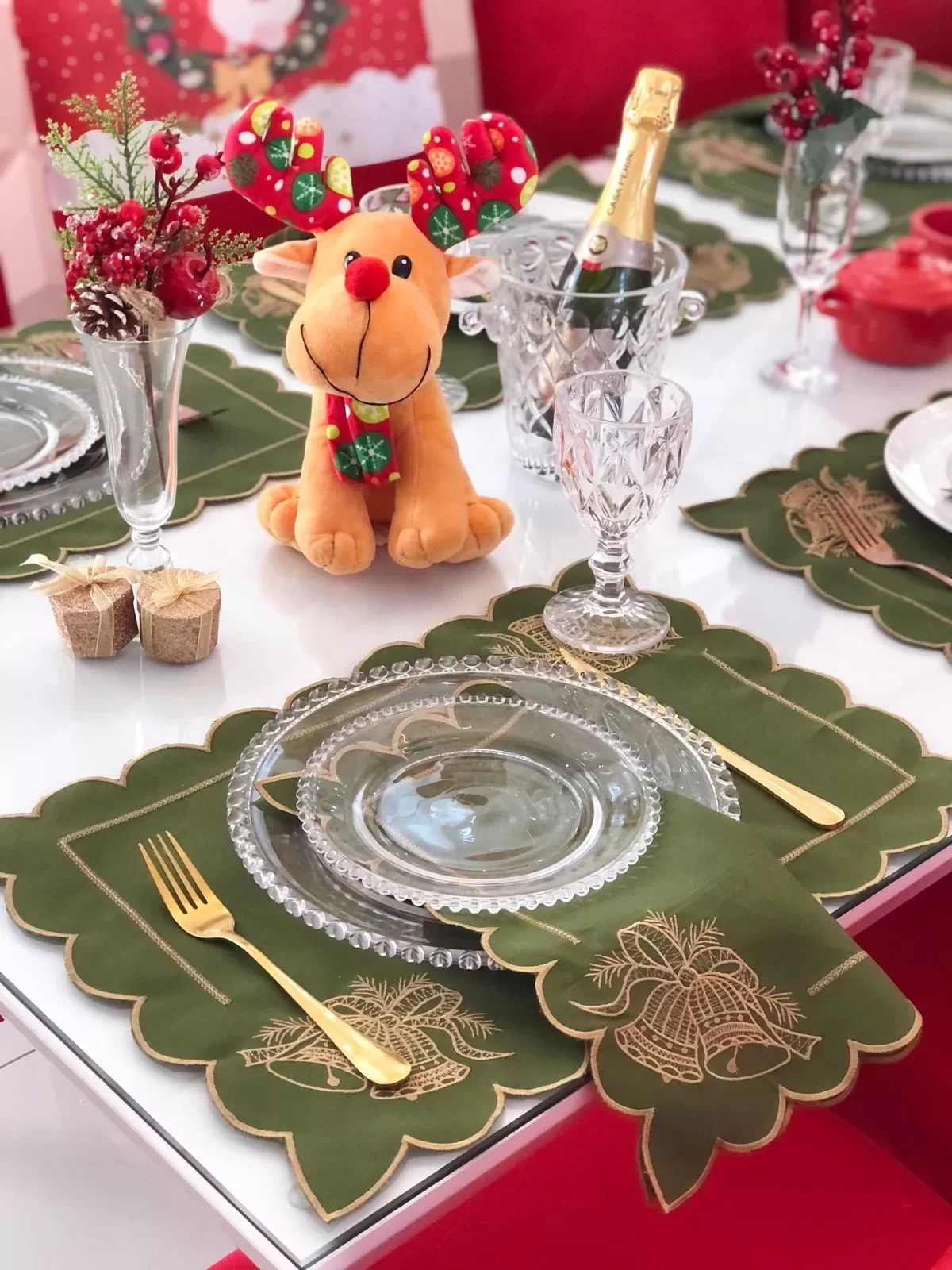 Economize na Decoração: Mesa de Natal DIY com Peças que Você Já Tem