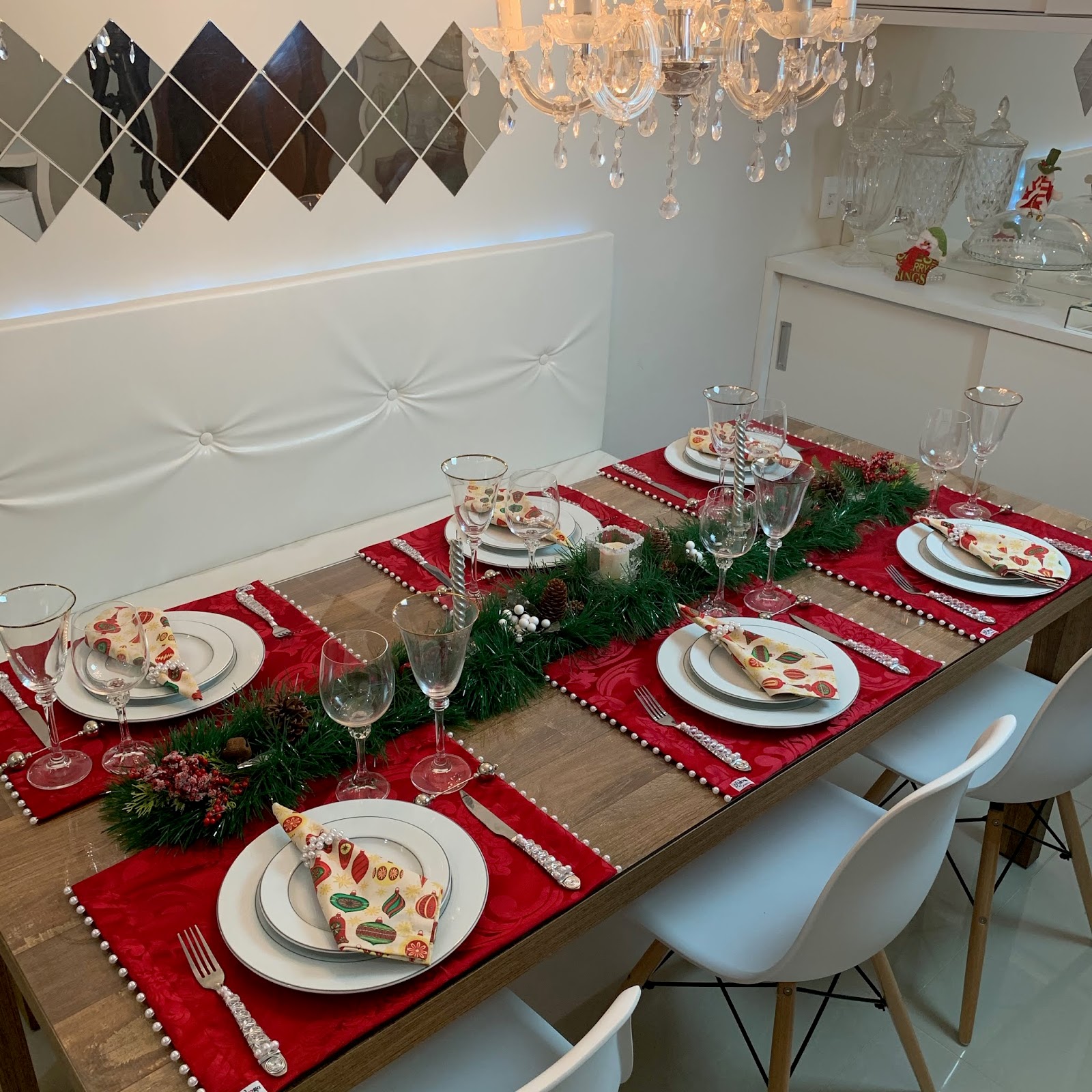 Como Montar uma Mesa de Natal Moderna com Cores Tendência