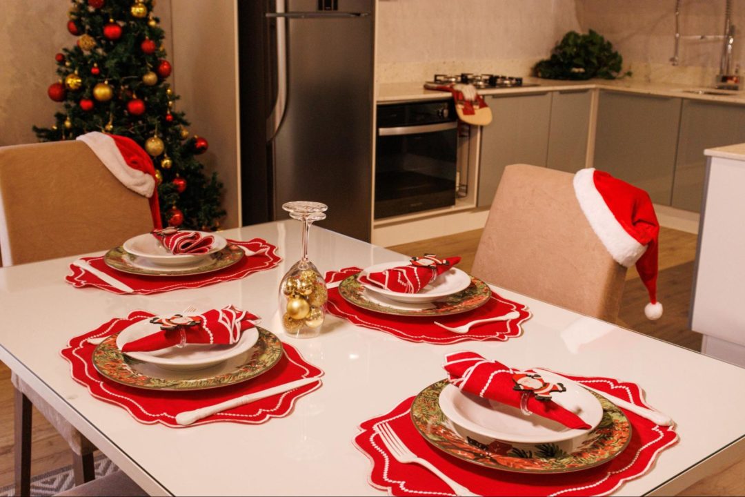 Economize na Decoração: Mesa de Natal DIY com Peças que Você Já Tem