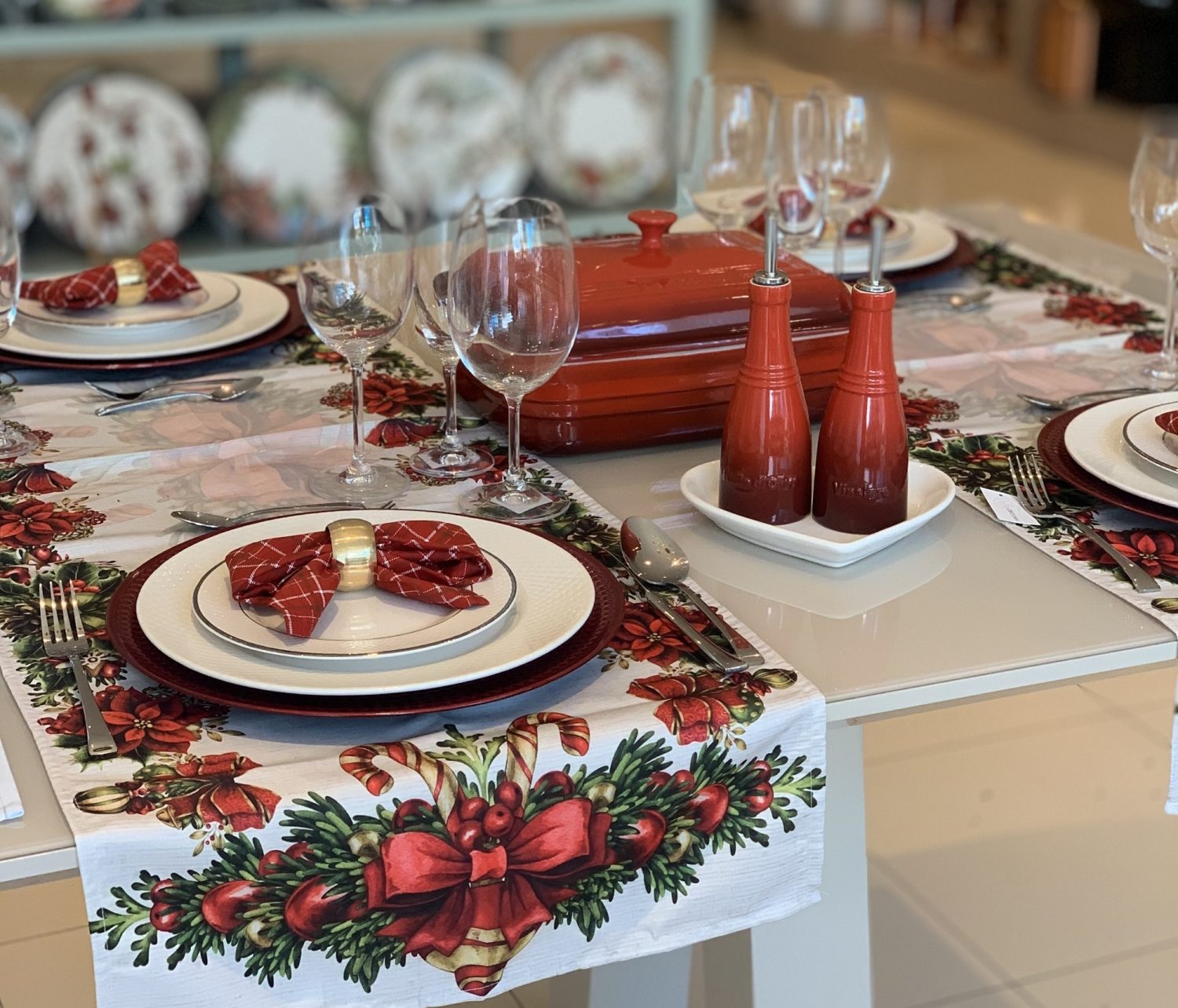 Como Montar uma Mesa de Natal Moderna com Cores Tendência