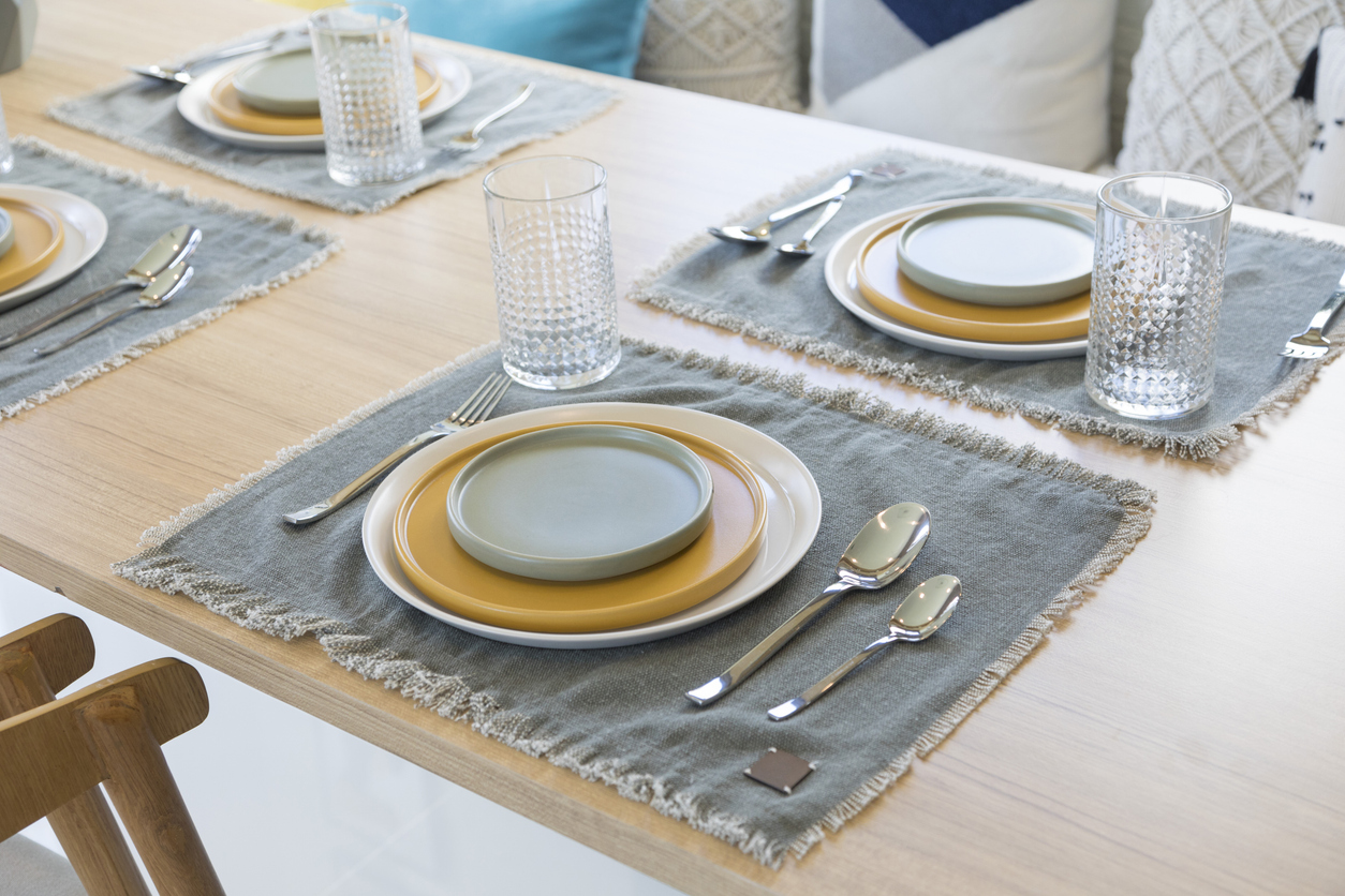 erros comuns ao montar uma mesa de jantar