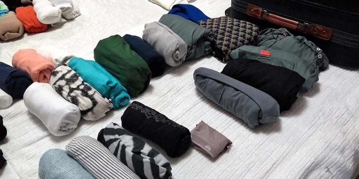 como dobrar roupas em rolinhos