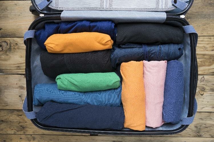 Rolinhos vs. Dobras: Qual a Melhor Técnica para Suas Roupas?