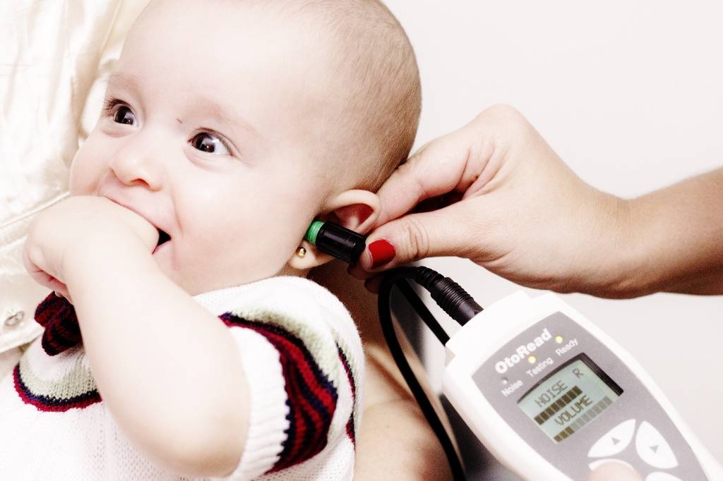 como é feito o teste da orelhinha