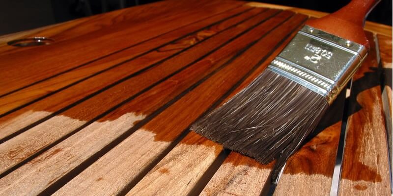 como envernizar madeira