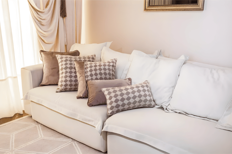 erros comuns ao combinar almofadas no sofá