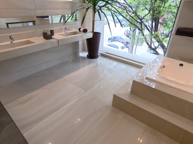 Acetinado e Antiderrapante para Cada Ambiente; 4. Borda Retificada vs. Borda Bold: Qual a Melhor Escolha para Seu Revestimento?; 5. Variação de Tonalidade (V1 a V4): Como Escolher o Piso com o Efeito Desejado