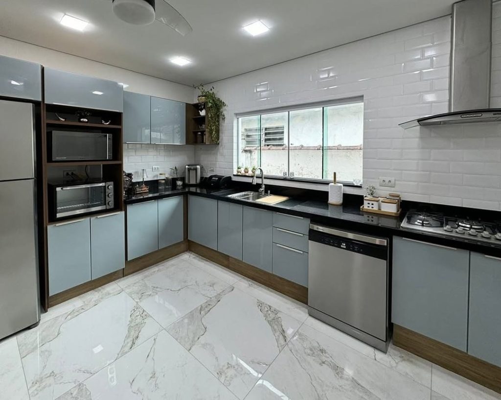 Vinílico ou Madeira: Qual o Melhor Piso para Sua Casa?; 3. Acabamentos de Piso: Polido