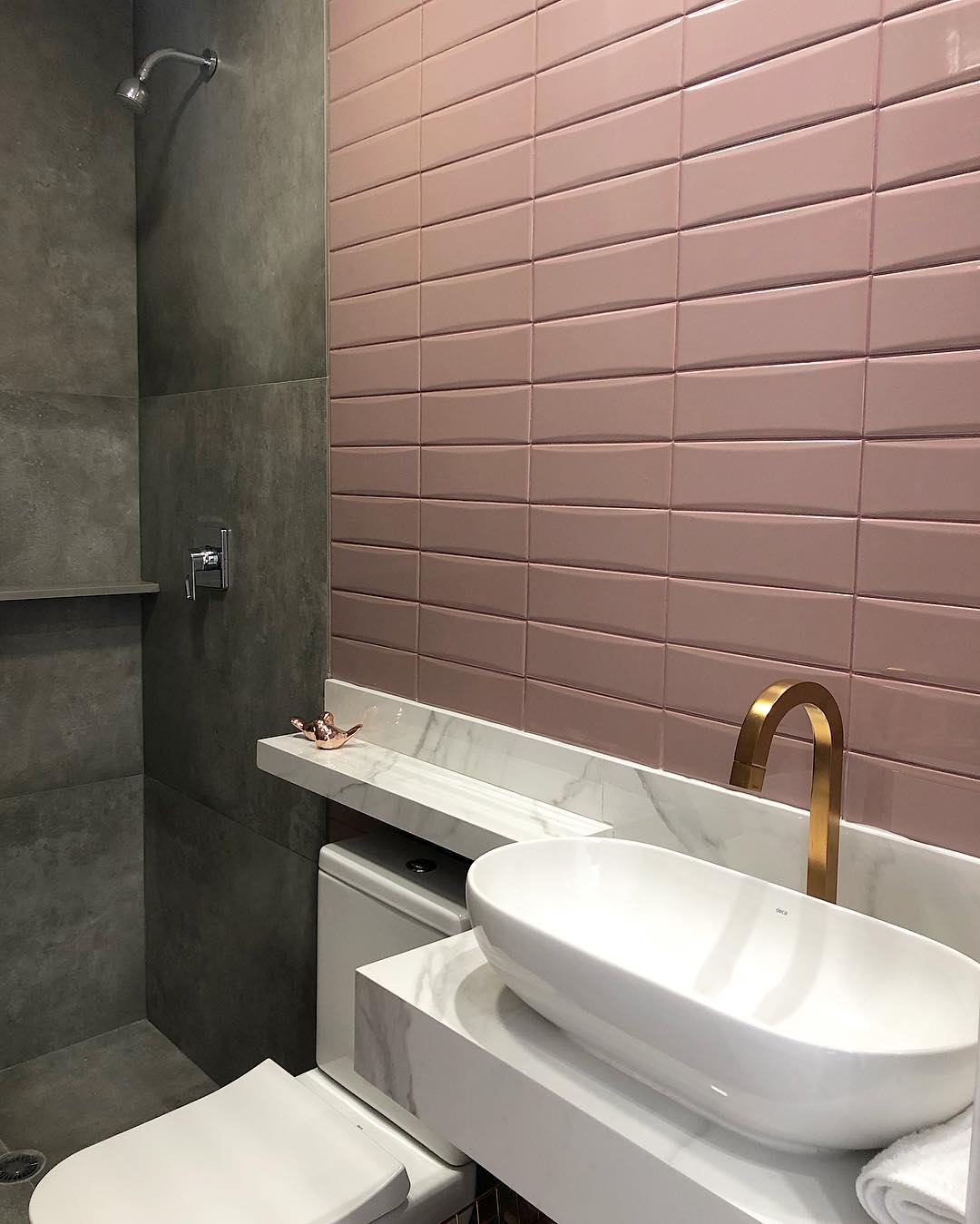 subway tile branco ou colorido para banheiro escandinavo